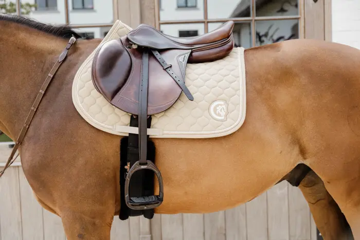 Kentucky Horsewear Schabracke Springen mit 3D Logo Onion Quilt - beige, Größe Warmblut Springen