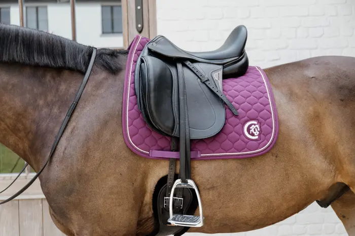 Kentucky Horsewear Schabracke Dressur mit 3D Logo Onion Quilt - purple, Größe Warmblut Dressur