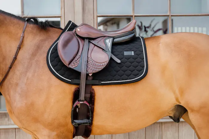 Kentucky Horsewear Schabracke Springen Rubber Logo - schwarz, Größe Warmblut Springen