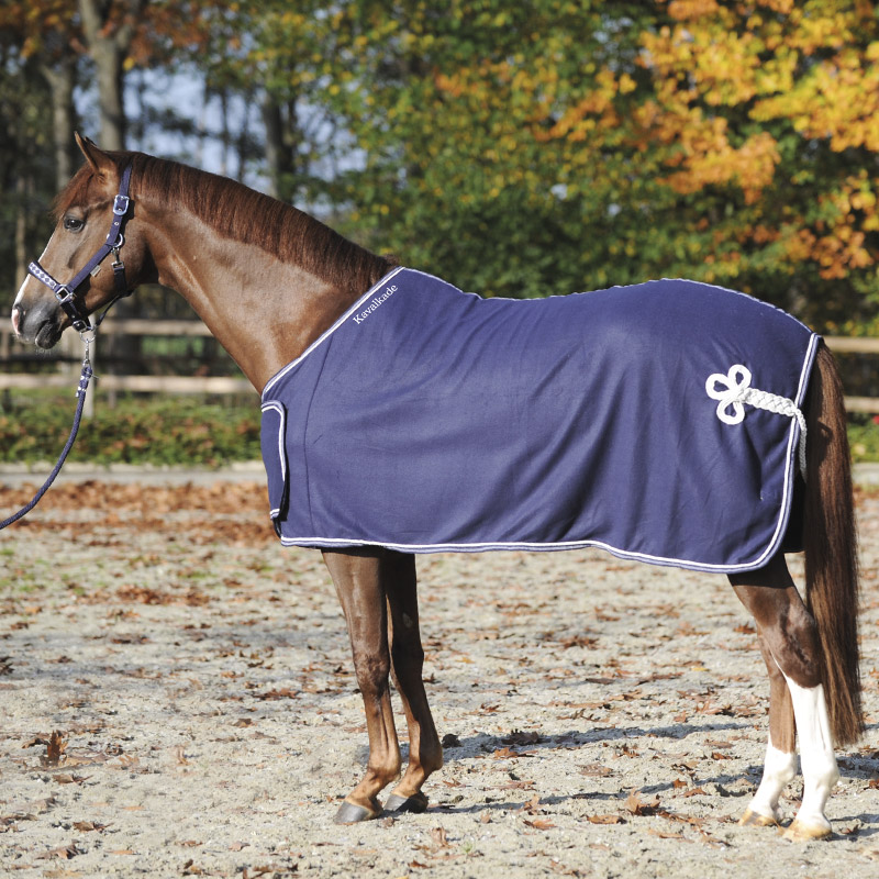 Kavalkade Fleece-Abschwitzdecke mit Brustlatz - abnehmbar - marine/weiß, Größe 135 cm